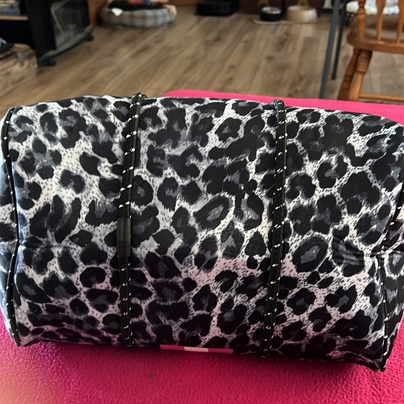 Threaded pear cheetah print large purse - Picture 7 of 10